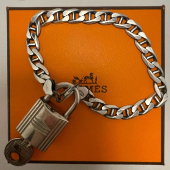 AUTHENTIC Hermes palladium lock and key:
Sterling silver bracelet - Picture 5 of 11